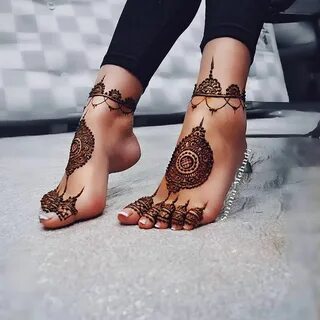 Рисунок хной на ноге