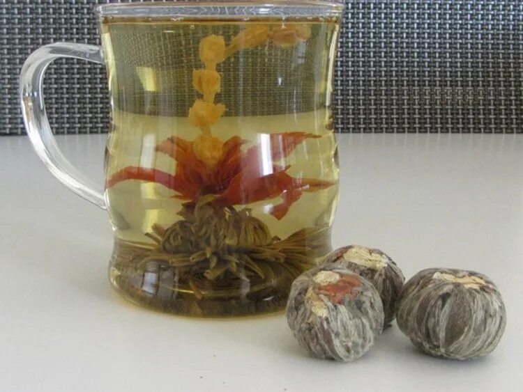 Как называется заварка. Зеленый чай цветок распускается. Китайский чай цветок. Связанный чай. Цветочный связанный чай.