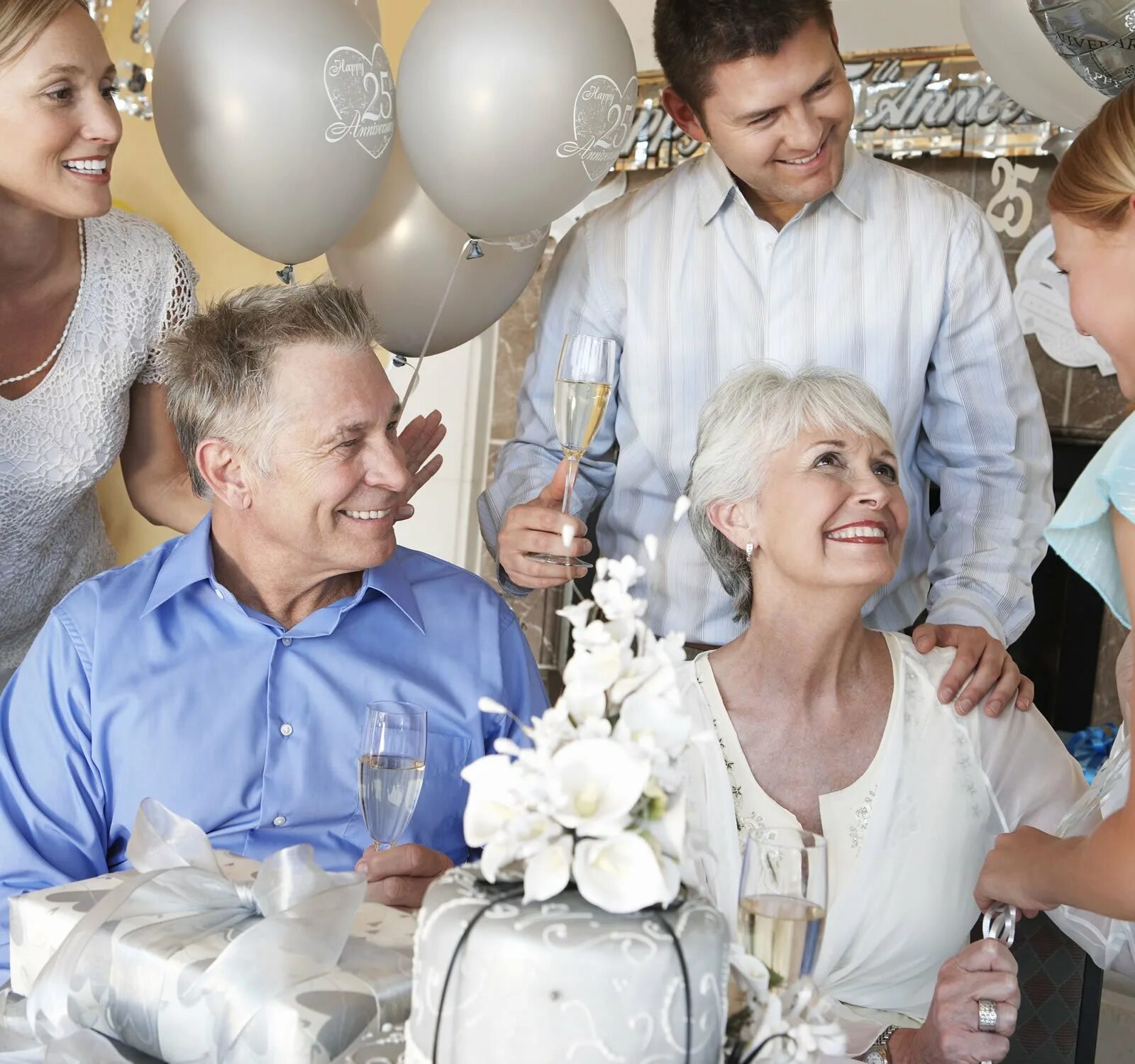 Золотая свадьба бриллиантовая свадьба. Серебряная свадьба как называется. Годовщина свадьбы по годам. Серебряная свадьба как называется. Серебряные подарки на 25 лет свадьбы.