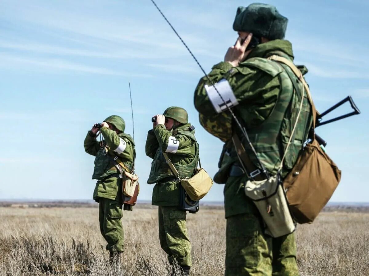 Войска связиста. Военная рация. Солдат Связист. Связист Российской армии. Связист в армии.