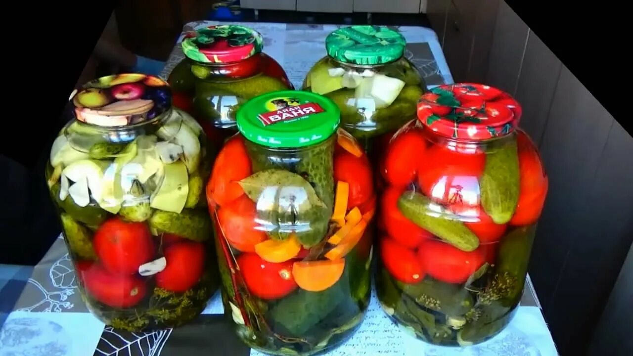 Ассорти огурцы помидоры в литровых банках. Овощное ассорти на зиму. заготовки на зиму ассорти. консервирование овощей ассорти. ассорти помидоры и огурцы.
