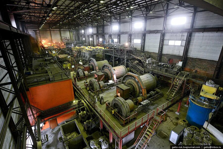 Обогатительная фабрика сумз угмк. Металл завод. Железный концентрат обогатительная фабрика. Мельницы шаровые сгок. Мельница шаровая михеевский гок.