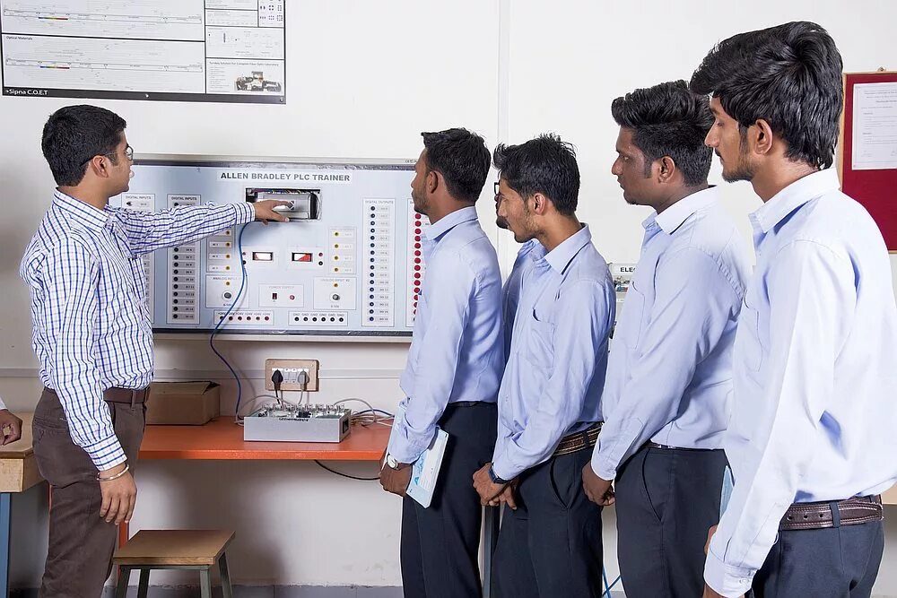 Студент инженер. Индийский ИНЖИНИРИНГ. Engineering indian student. Electrican Engineerer students.