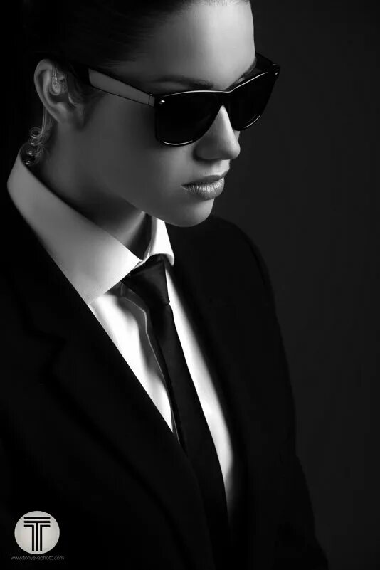 Строгая девушка в очках. Марго робби фотосессии. Женщина в офисе. Деловой стиль для девушек. Ксения алексеевская kseniya alekseevskaya.