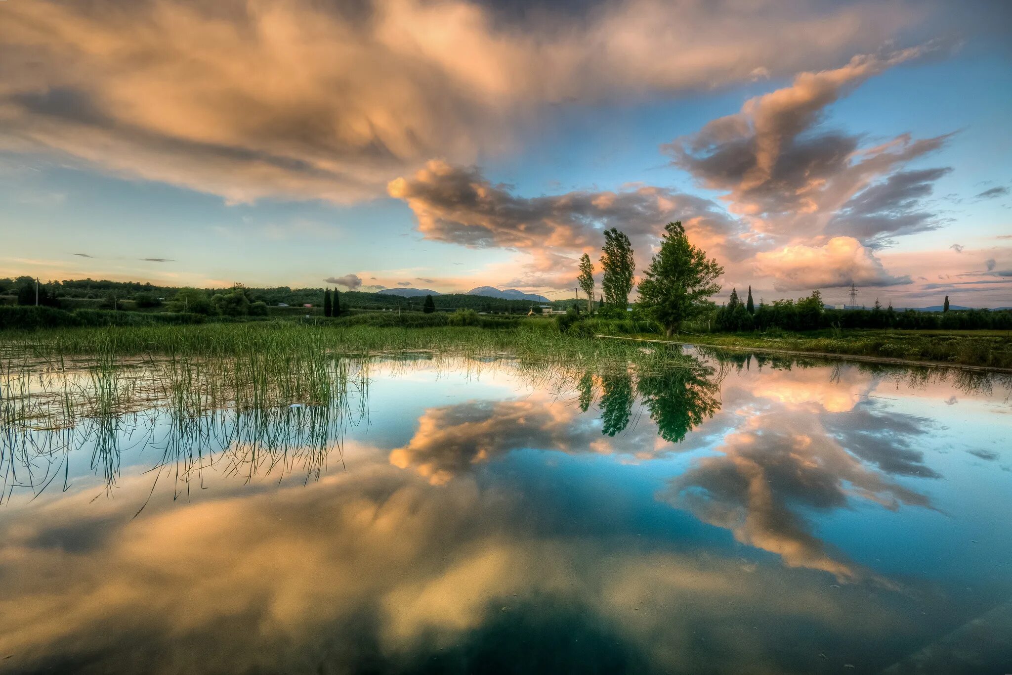 Озеро тихая вода. Отражение в воде. Природа. Красивые пейзажи с водой. Отражение природы в воде.