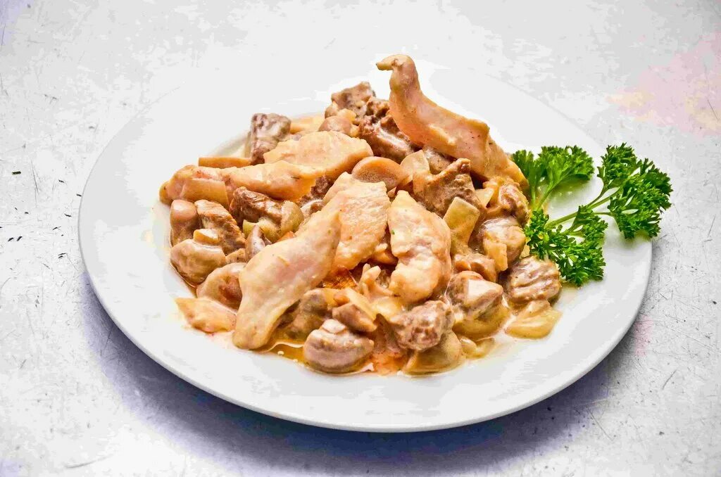 Бефстроганов из курицы на сковороде. Куриное фрикасе. куриный бефстроганов. фрикасе из индейки. фрикасе (куриное филе в сливочном соусе).