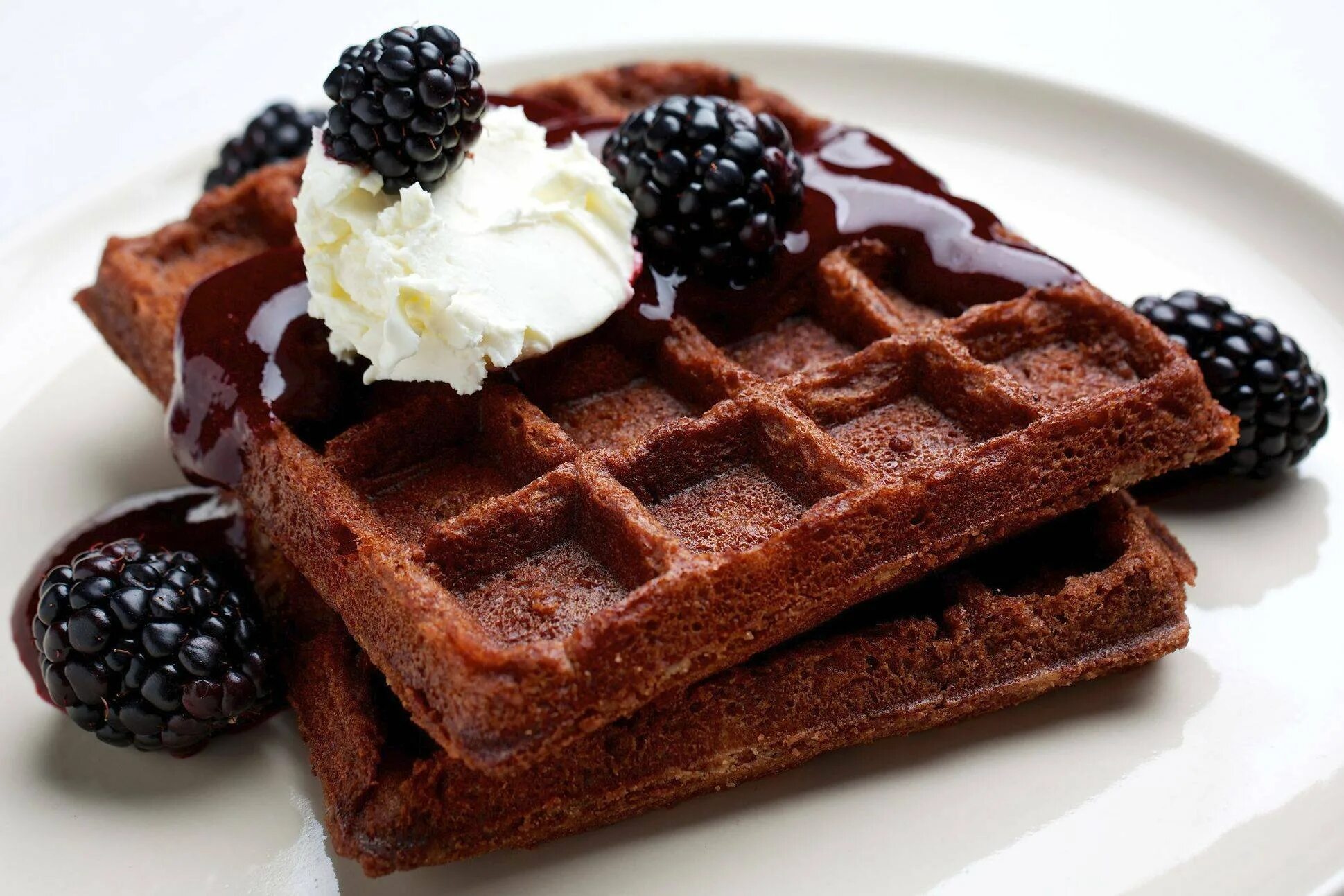 Бельгийские вафли с шоколадом. День шоколадных вафель 3 июля. День шоколадных вафель. День шоколадных вафель. Бельгийские шоколадные вафли.