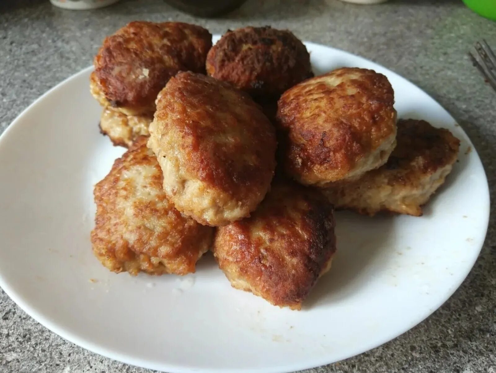Как правильно жарить мясные котлеты на сковороде. Жареные котлетки. котлеты домашние. котлета зажаренная. котлеты поджаренные.