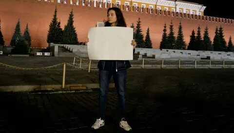 Она стояла с