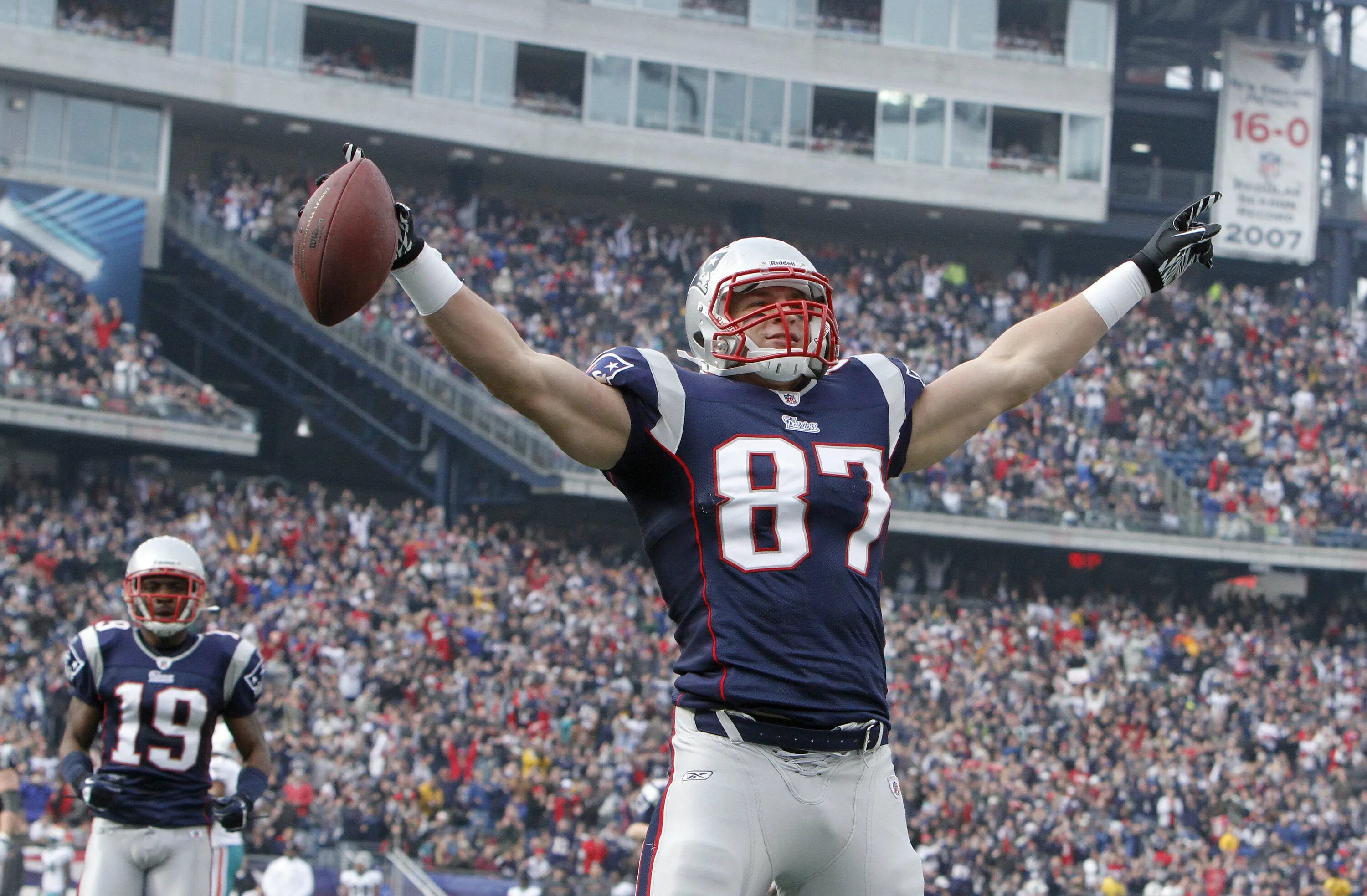 Роб гронковски американский футболист. Rob Gronkowski Madden 17's. Rob Gronkowski обложки. Rob Gronkowski the Madden NFL Curse. Go pats