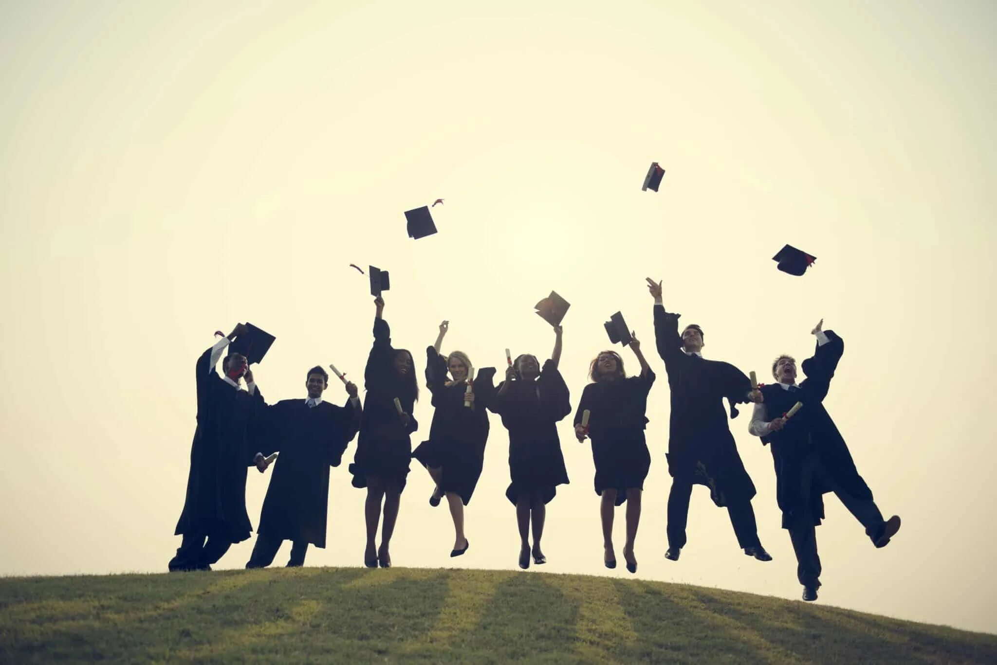 Высшее образование в австралии. Graduation ceremony фон. Graduation is an event. The graduate. Академические шапочки в воздух.
