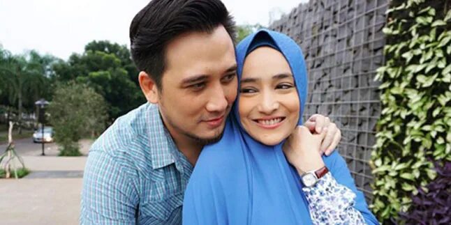 Dengan suami istri. Dengan suami istri