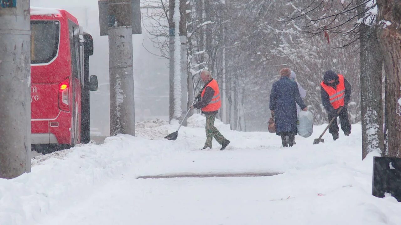 Снег рабочие на базе. УБОРКА%20 СНЕГА%20 НОЧЬЮ%20 КАЛУГА. Калуга зимой 2024. Уборка города от снега Рязань 2024 фото. Выпал долгожданный снег