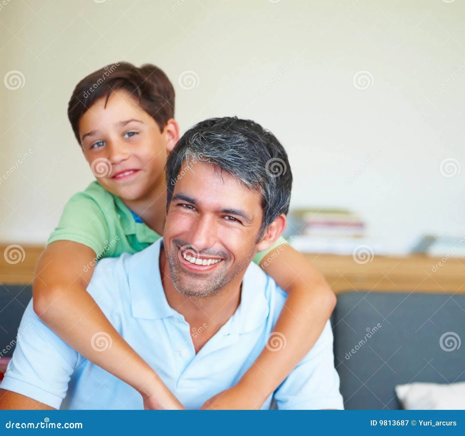 Отец подростка видео. Отец и сын подросток. папа обнимает сына. папа обнимает сына подростка. отец обнимает сына подростка.