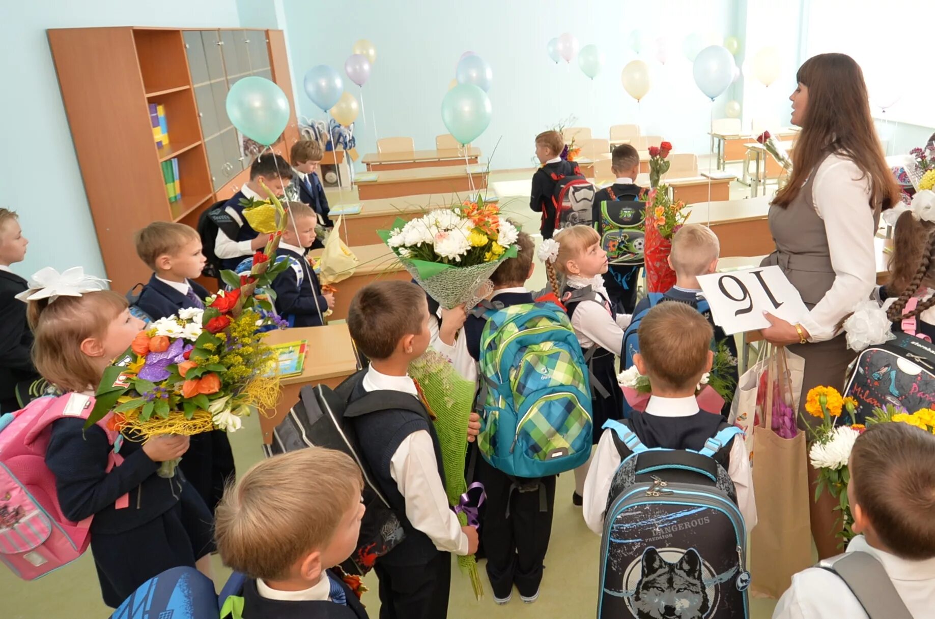 Первоклашки в школе. Первоклассник. Первоклашки в первый класс. Первый класс будущего года. Первоклассник и пятиклассник.