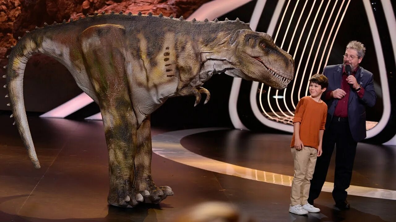 Включи динозавры человек. Шоу динозавр. Удивительные люди динозавры. Шоу динозавры вперед в прошлое. Динозавры и люди.