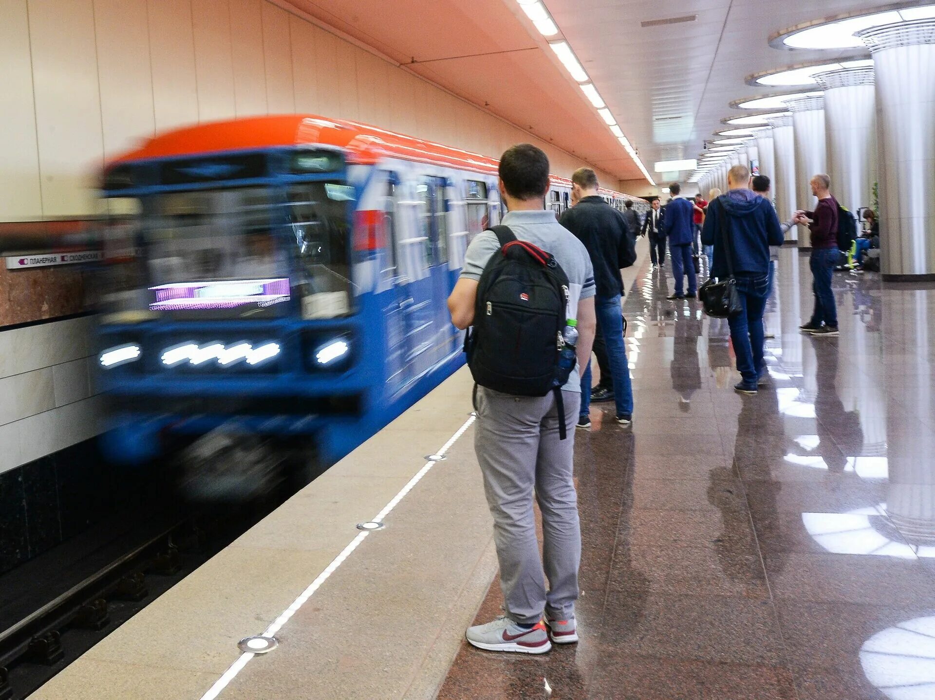 Нарушение правил метрополитена. Московский метрополитен платформа люди. Поезд метро. Люди на платформе метро. Люди на станции метро.