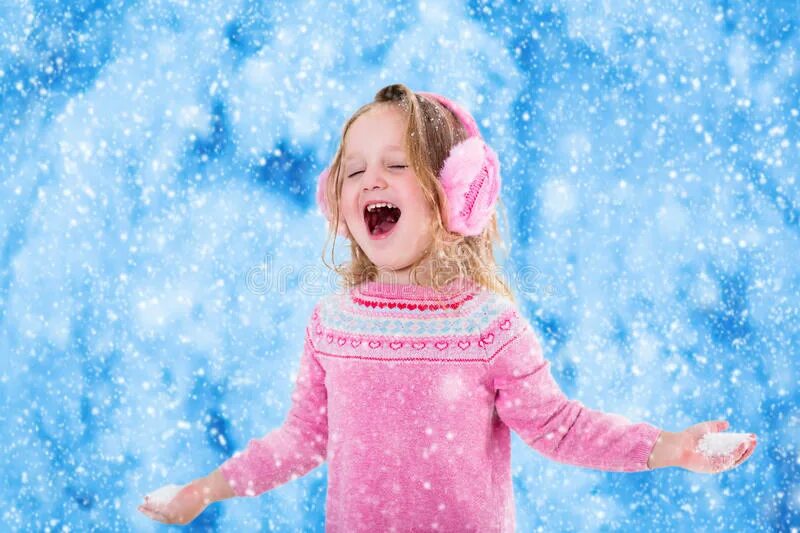 Ловить ртом воздух. Дети ловят снежинки в детском. Мальчик ловит снежинки. Дети ловят снежинки картинки. Маленькая девочка ловит снежинки на язык.