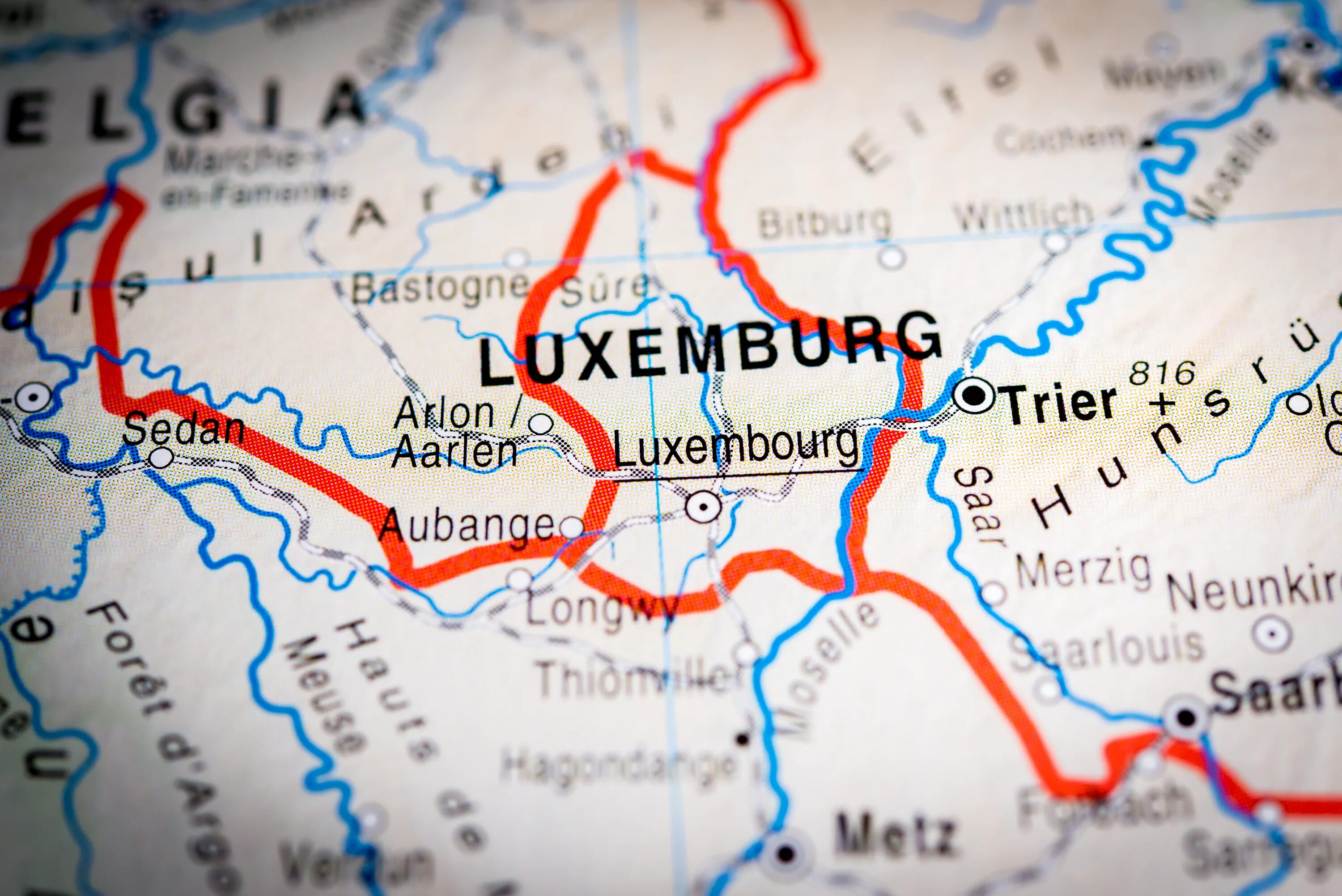 На каком говорят в люксембурге. Люксембургский язык. Люксембургский язык карта. Люксембург алфавит.