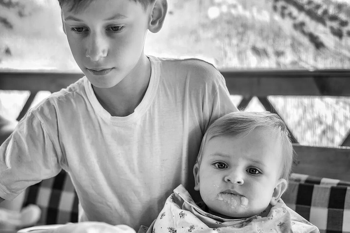 Сестра бати это. Фотосессия братик и сестричка. Фотосессия двух братьев. Старший и младший брат. Два мальчика.