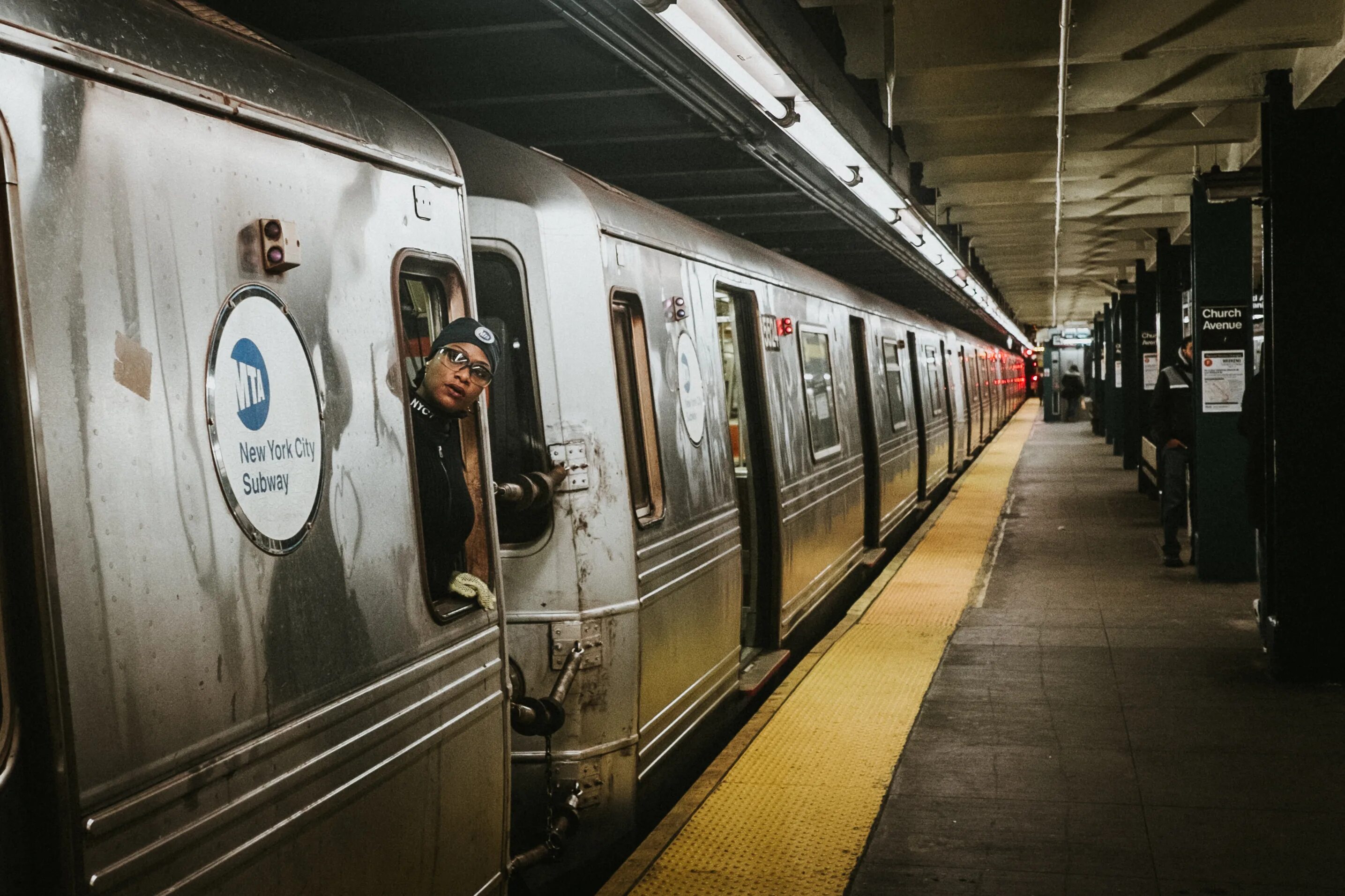 Метрополитены сша. Метро Нью Йорка. Поезд метро Нью-Йорка. Метро Нью-Йорка, станция Chambers Street. Метро Нью-Йорка 2023.