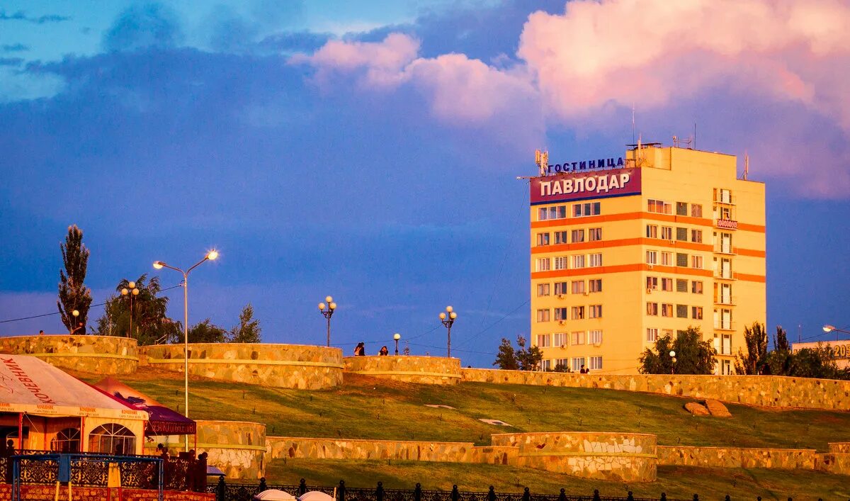 павлодар. сколько сейчас времени в павлодаре. павлодар. город павлодар казахстан. здание с часами павлодар.