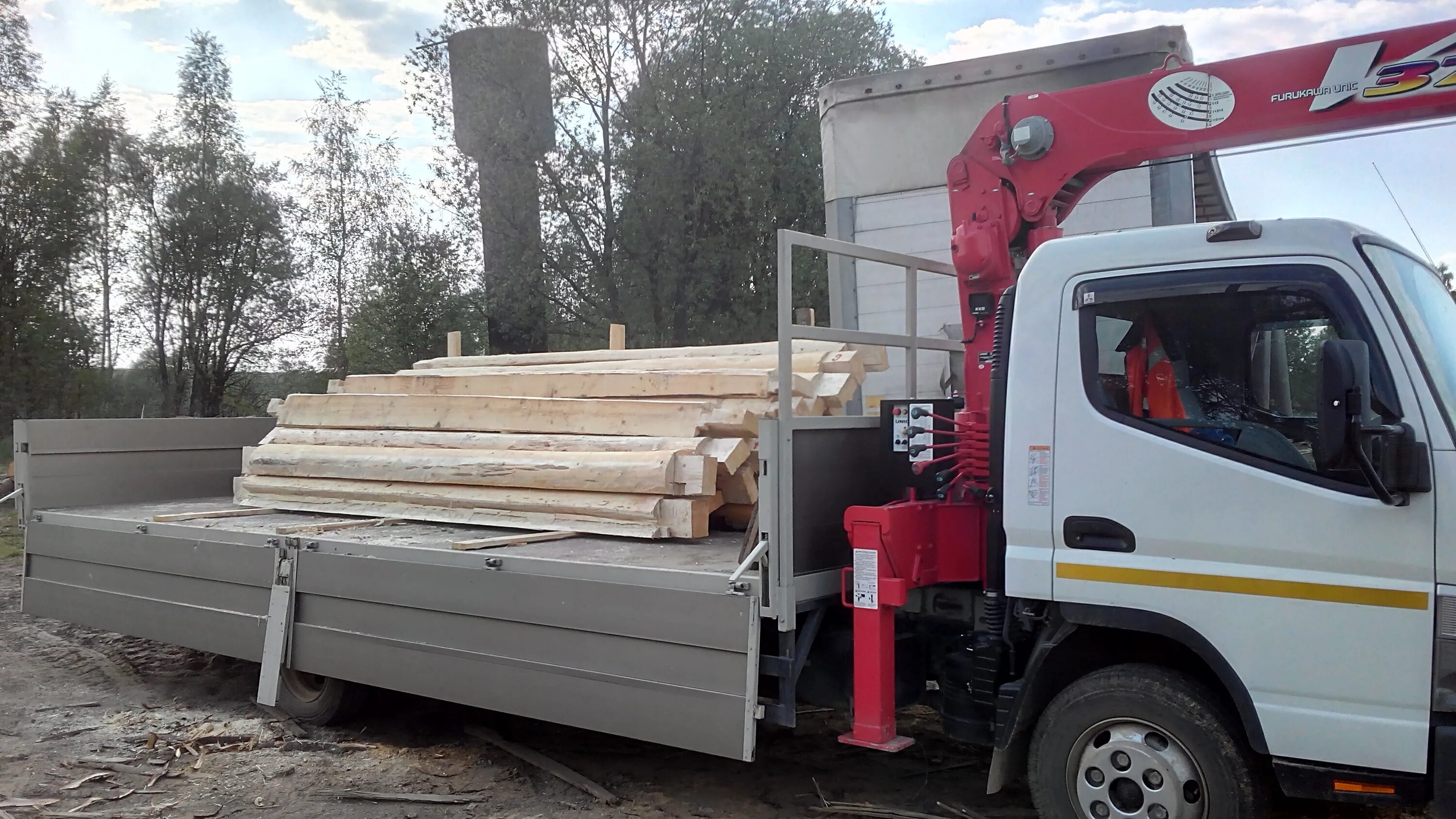 Подъем грузов манипулятором. Palfinger pk 40002eh. Hiab 450. Разгрузка кирпича на стройке. Краны гпм самоходные.