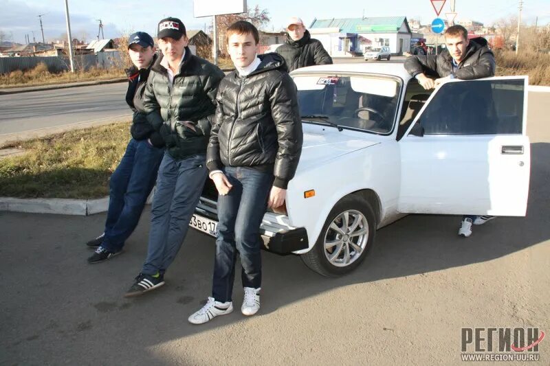 Молодежные автомобили. Пацаны на жигулях. Пацаны ездят. Парень около приоры. Парень рядом с машиной жигули.