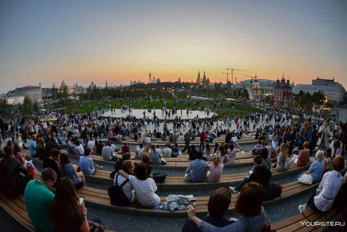 Много людей. Веселая толпа. Много людей. Много людей. Люди в городе.