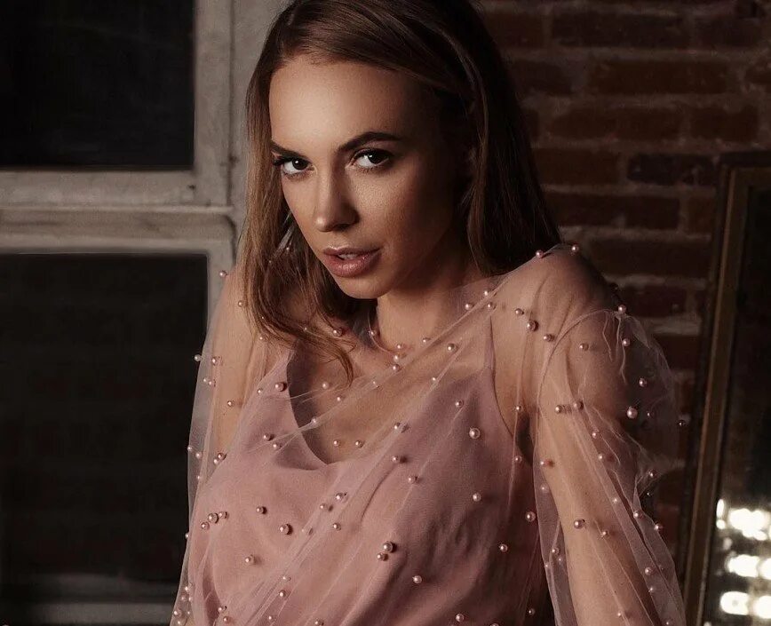 Выступление артистки в нефтекамске. Камеди вумен языки. Камеди вумен языки. Варнава и сысоева. Финагеева камеди вумен.