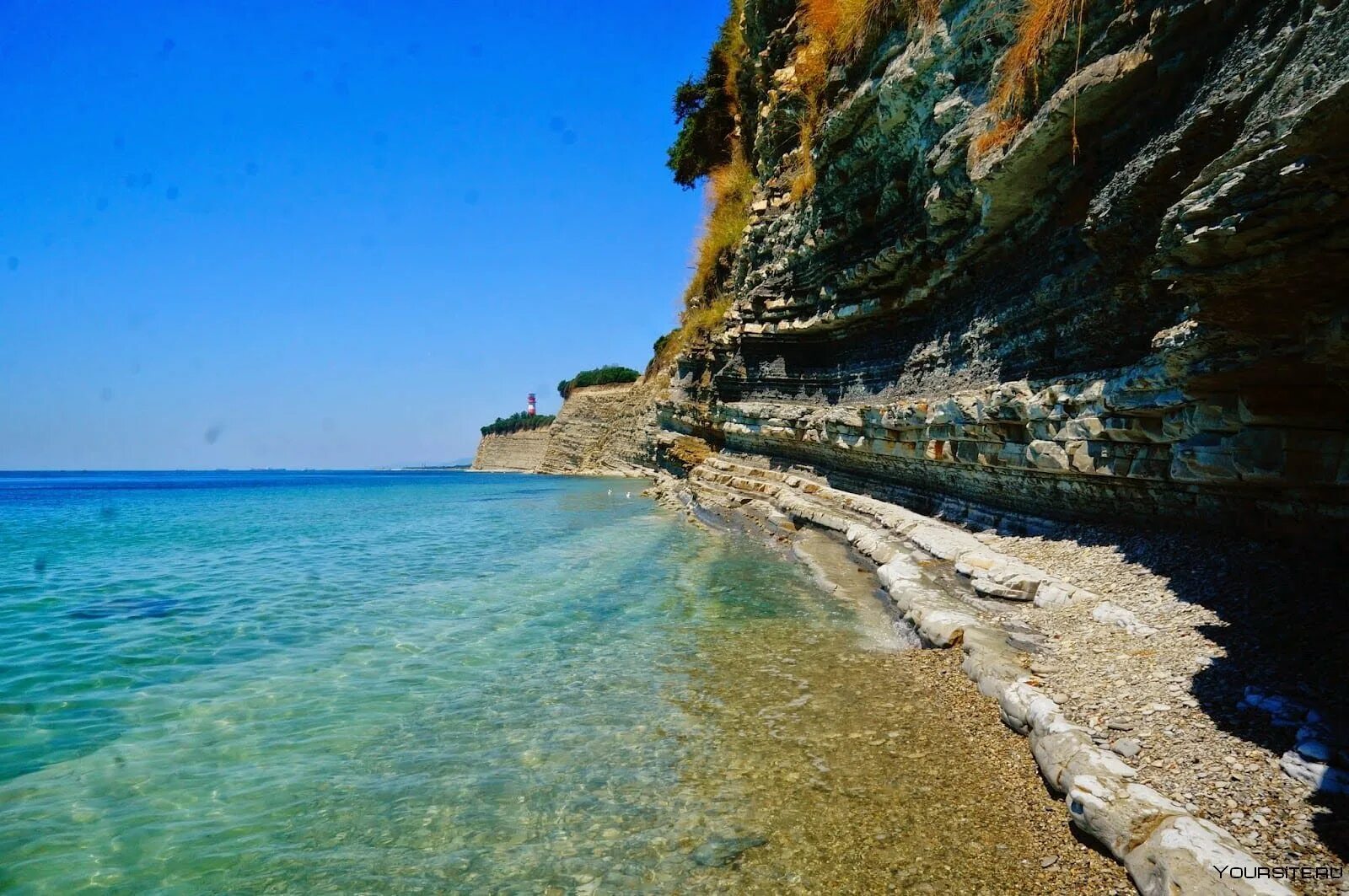 Лучший отдых на море в краснодарском крае. Джанхот бухта голубая бездна. Пляж голубая бухта Кабардинка. Джанхот Краснодарский край голубая бухта. Пляж скала Кабардинка.