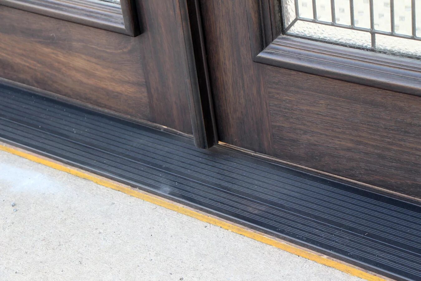 Порожек для входной двери. Порожек a029с. Пороги ford maverick 2006. Крепление пластиковых порогов приора. Переходная планка плитка ламинат 6000мм.