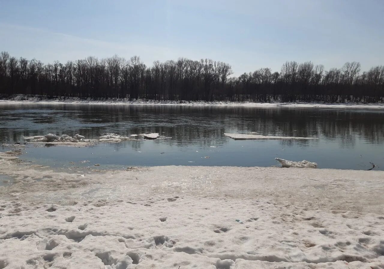 Апрель река. Уровень воды белая Уфа. Подъем уровня рек в Башкирии. Уфа в апреле.