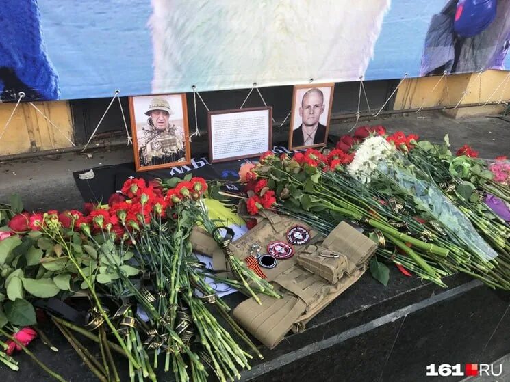 Мемориал чвк вагнера. Памятник пригожину и уткину в краснодаре фото. Памятник пригожину и уткину. Памятник мирным жителям погибшим великой отечественной. Памятник евгению пригожину.