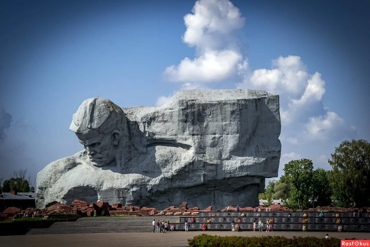 Мирное небо над крепостью бреста. Мемориальный комплекс Брестская крепость-герой. Брест крепость мемориал. Монумент "крепость-герой", Брест.. Мемориал крепость герой Брест.