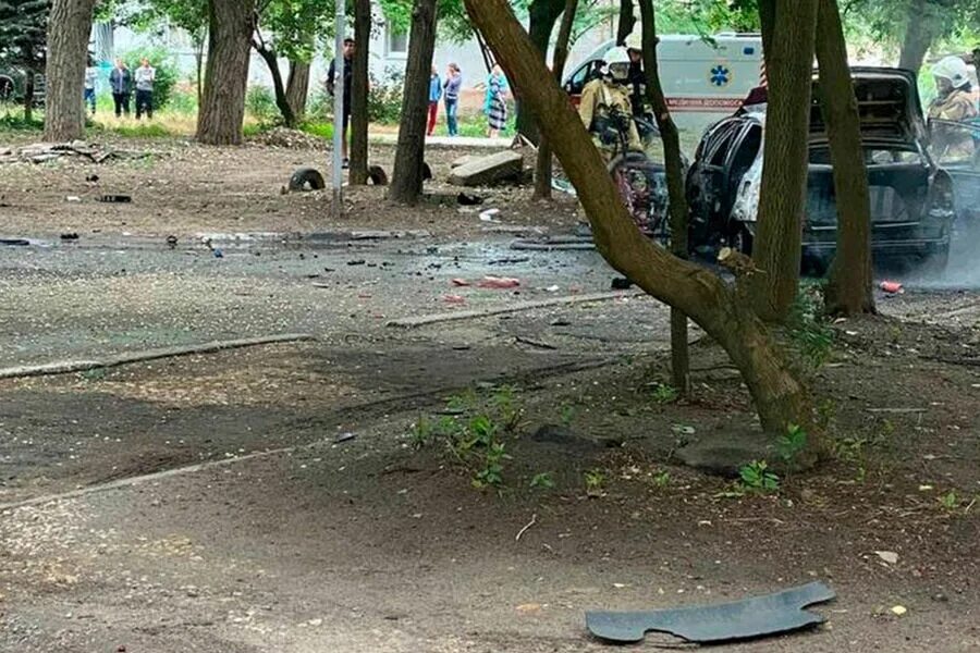 херсон убито. херсон убито. взорван автомобиль в херсоне. сирийские города после бомбежки. подрыв авто в херсоне.