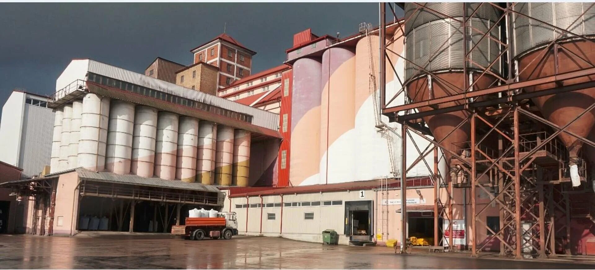 Лиепая сарканайс металлург. Эстония заводы промышленности. Промышленность латвии. Разрушенная промышленность эстонии. Рижский завод «страуме».