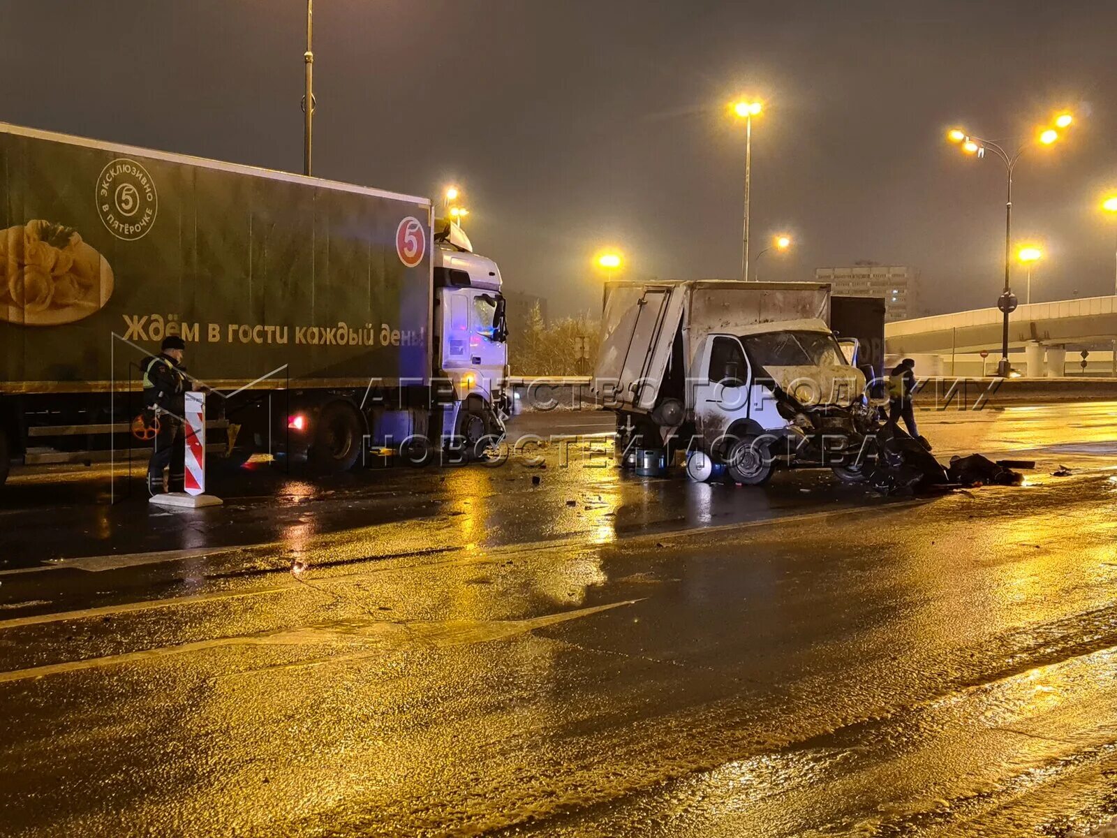 Авария на мкаде вчера с фурой. Фуры на мкаде. Грузовики на мкад. Дтп мкад фура. Дтп мкад фура.