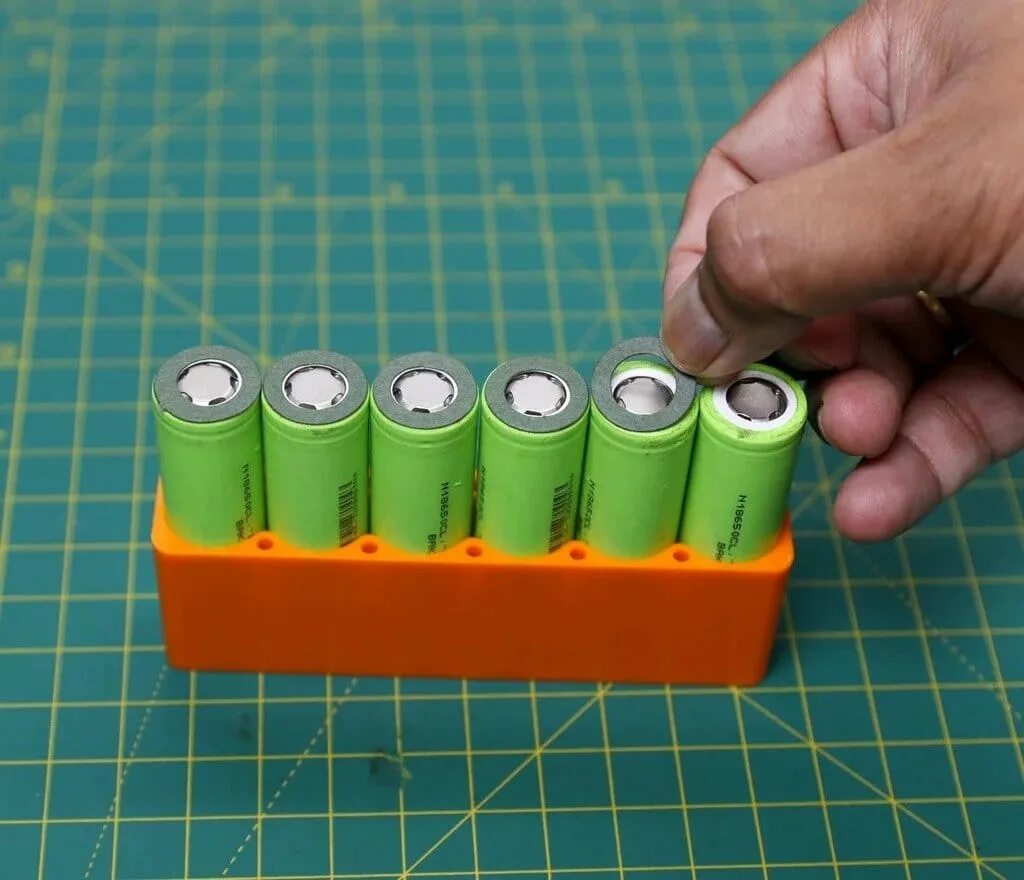 Три батарейки последовательно. Сборка аккумулятор для увеличения емкости. Готовые сборки батареек. Сборка батареи 3 s. Пресс для сборки батареек.