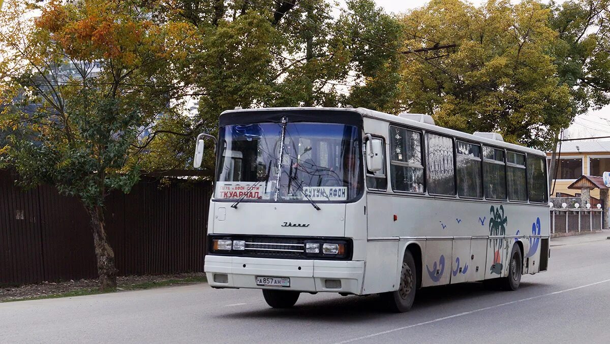 Автобусы сухуми. Автобус Ткуарчал Псоу. Автовокзал Сухум. Икарусы Абхазия 857. Автобус Сухум Ткуарчал.