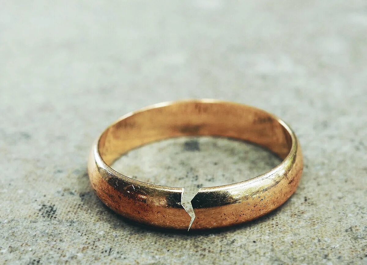 Сломанное обручальное кольцо. Пустотелое кольцо. Кольцо загнутое. Лопнуло обручальное кольцо.