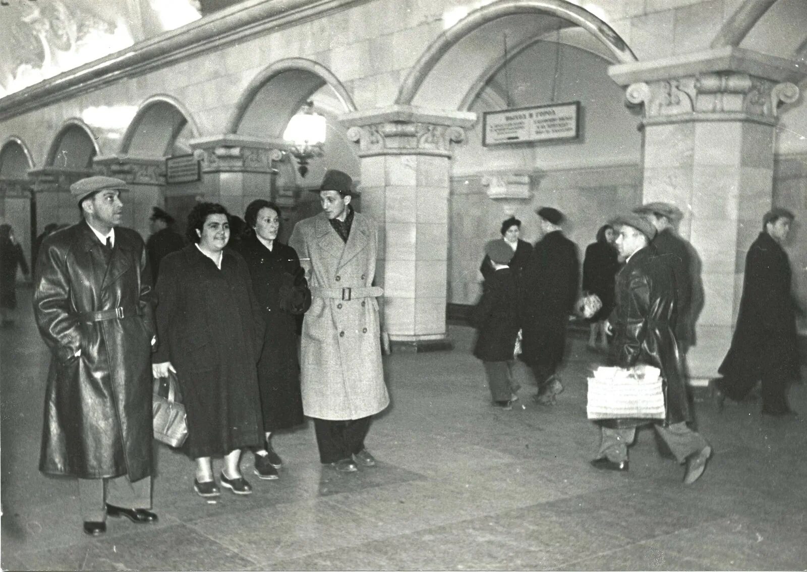 Открытие метрополитена в ссср. Метро СССР. Московское метро 1950-е. Пассажиры метро в СССР. Метро СССР 1950.