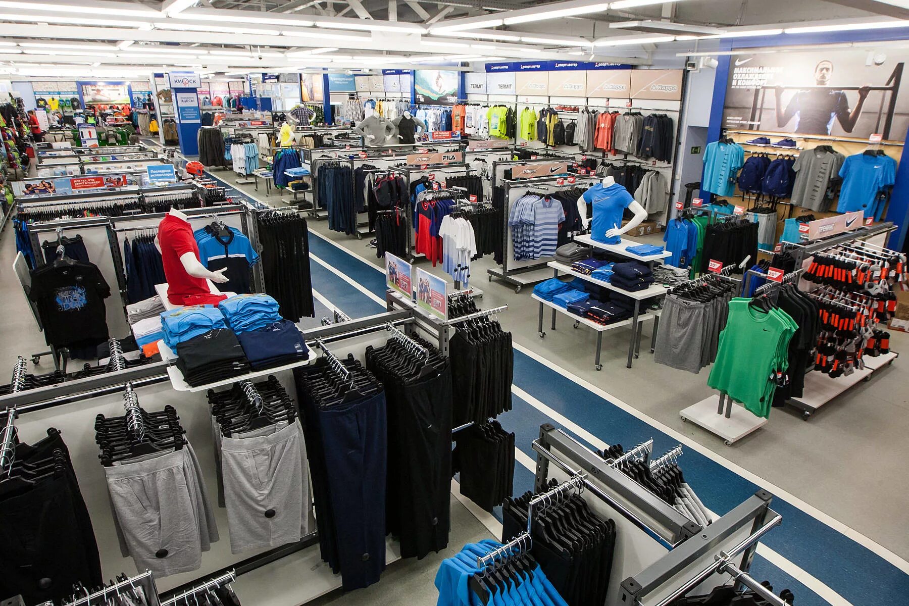 Магазин спортмастер хабаровск. Спортмастер торговый зал. Спортмастер фото магазина. Спортмастер товары. Ассортимент магазина Спортмастер.
