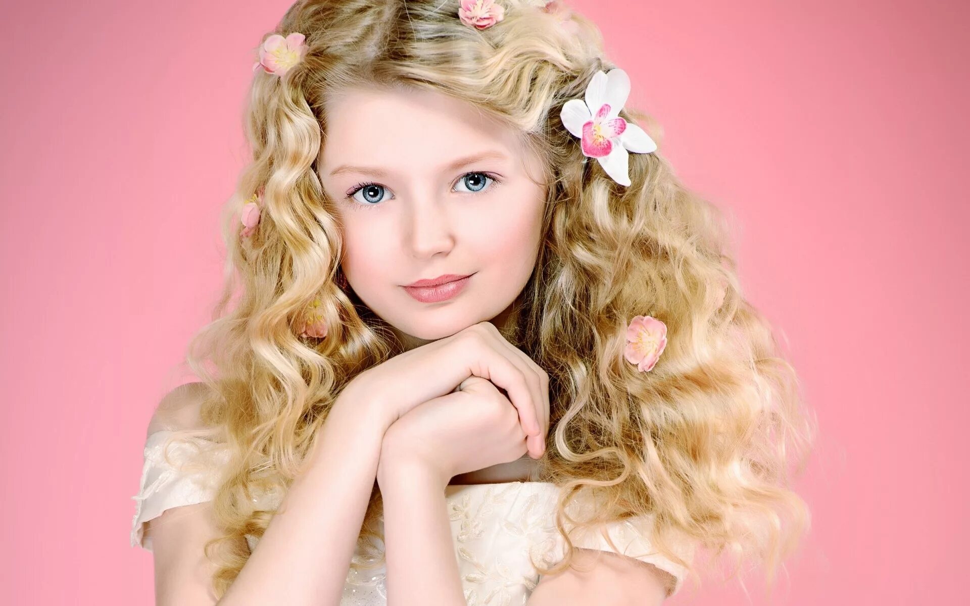 маленькие девчонки. князева анастасия владимировна. маленькие девочки с цветами. взгляд ребенка. альбина будяковская.