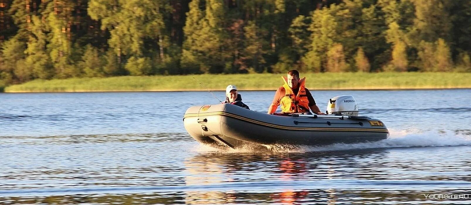 Лодка пвх человека. Надувная лодка River Boats. Лодка моторная Riverboat 41 Delta. Лодка Грикон 005. Моторная лодка на реке.