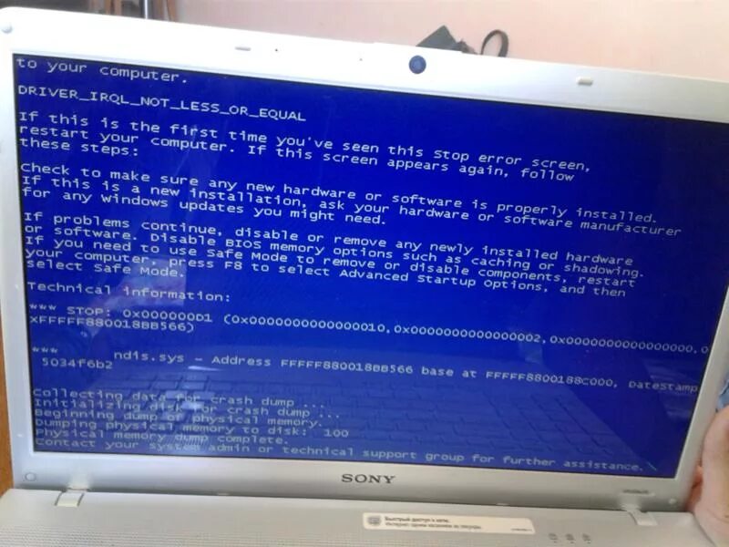Компьютер горит но не включается. Синий экран на ноуте асус. Синий экран смерти на ноутбуке. Ноутбук синий экран с надписями. Синий экран при включении ноутбука.