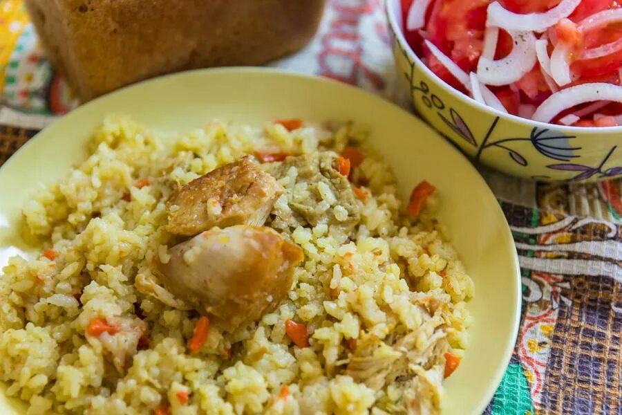 Домашний рассыпчатый плов с курицей. Плов с манго. Плов узбекский куриный. Плов домашний с курицей. Плов с куркумой.