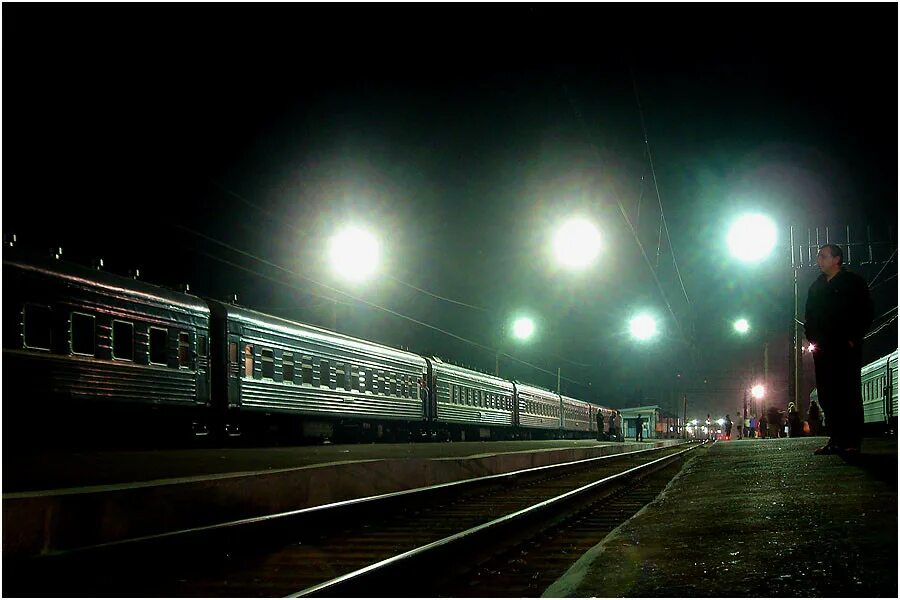 Перрон ночью. Поезд на ночном перроне. Фонарь на перроне. Поезд на перроне ночью.