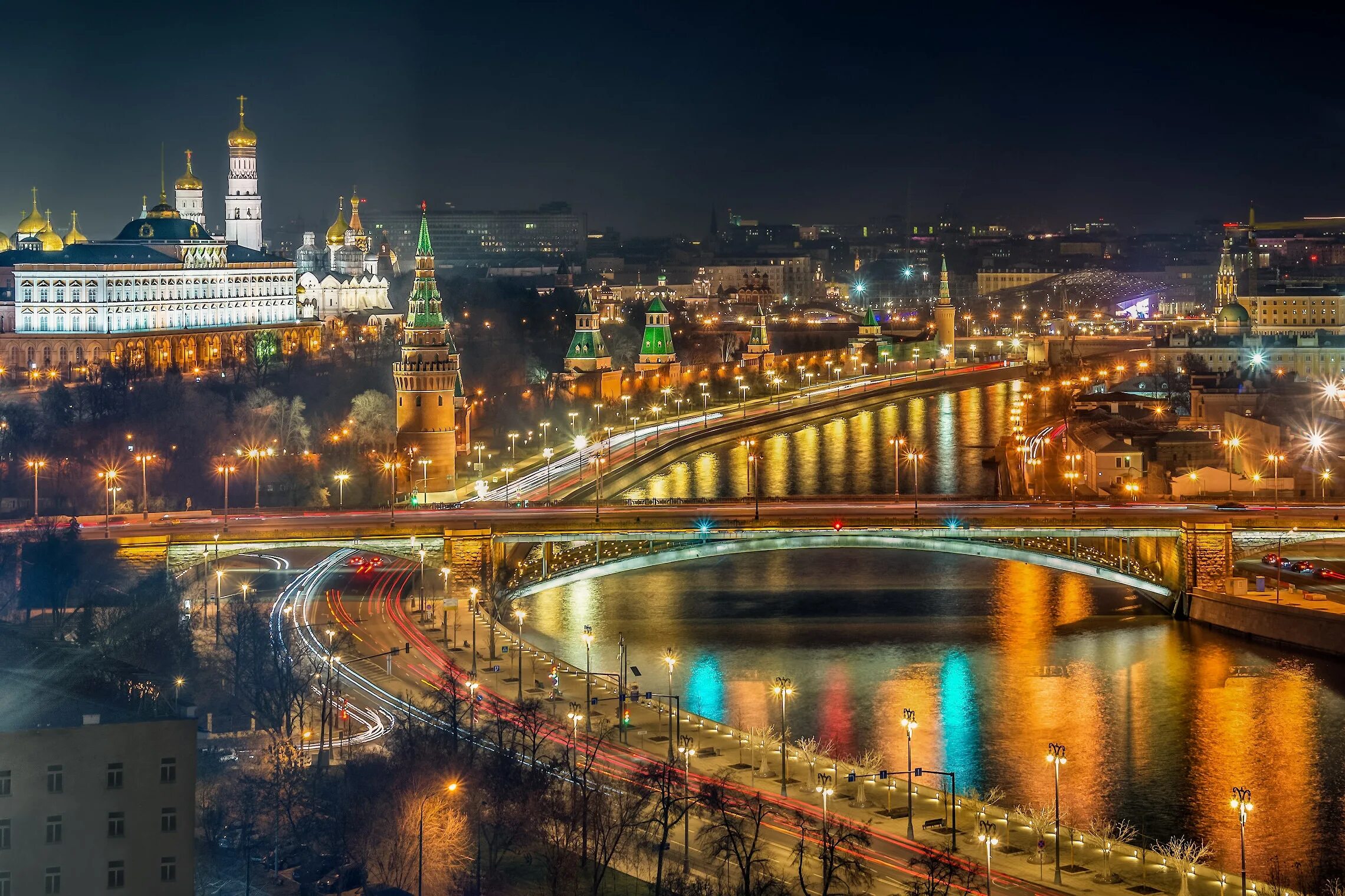 Несколько важных городов. Огни Москвы. Реки Москвы. Москва река Москва Сити ночью. Moscow City храм Христа Спасителя.