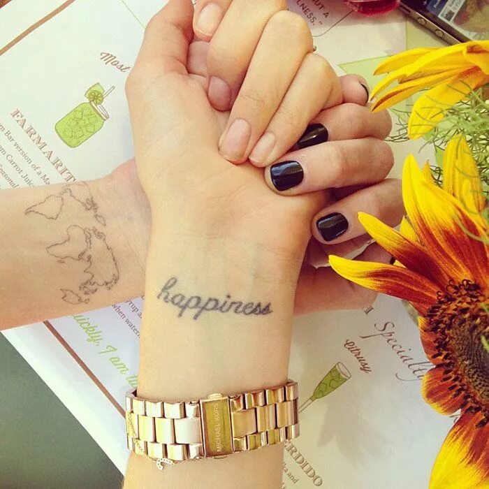 Тату со смыслом счастья. Мини тату на запястье. Татуировка на запястье для девушек. Татуировка счастье. Тату со смыслом счастья.